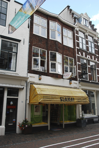 904695 Gezicht op het pand Zadelstraat 31 (Drogisterij Slamat) te Utrecht.